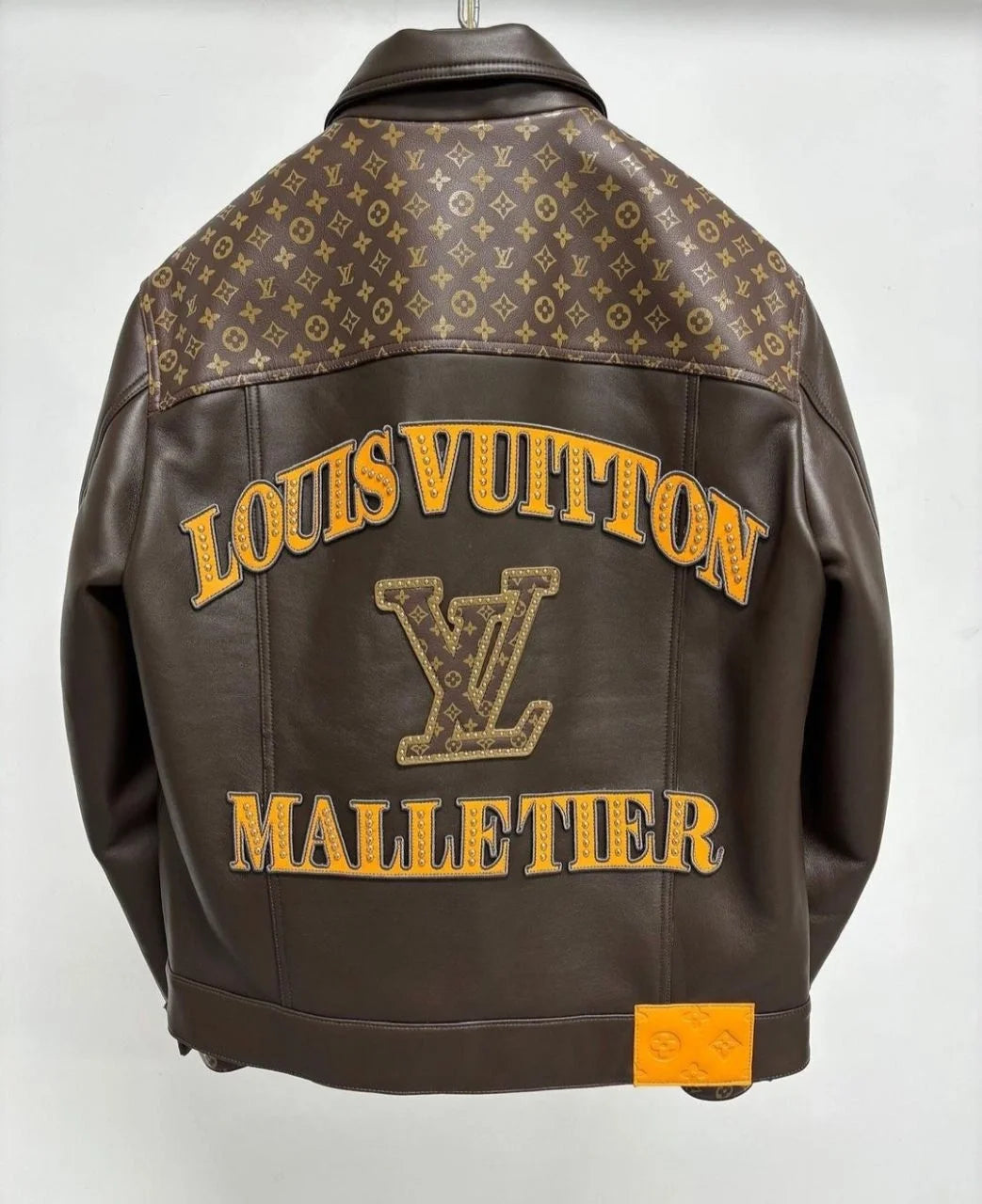 veste trucker ornementée en cuir Louis Vuitton de couleur marron foncé