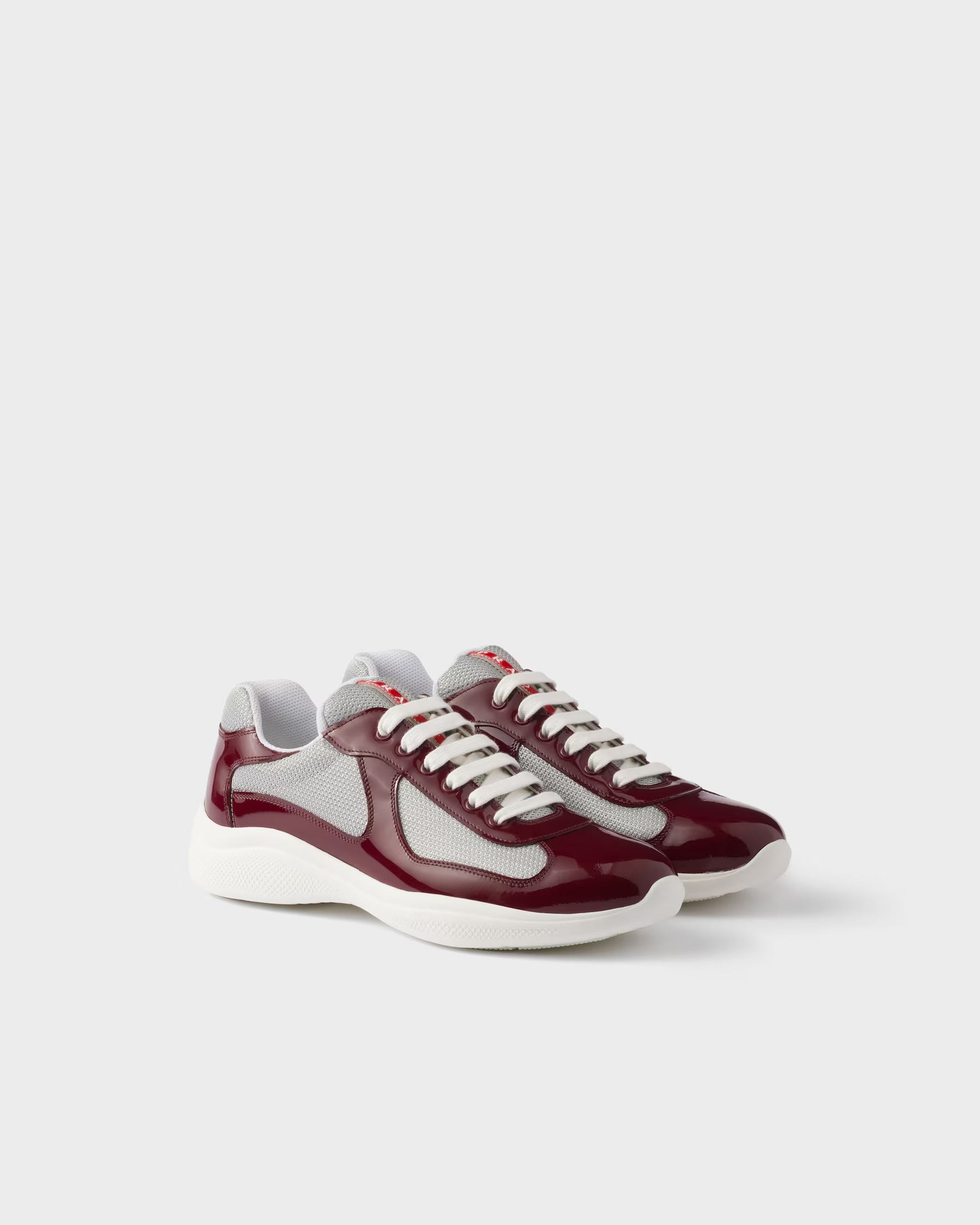 baskets Prada America's Cup en cuir verni bordeaux et tissu technique gris