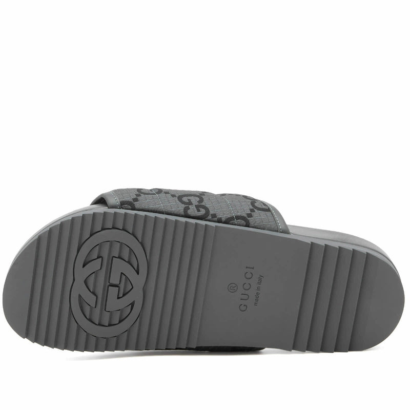 claquettes Gucci GG en polyester ripstop recyclé rembourré de couleur grise.