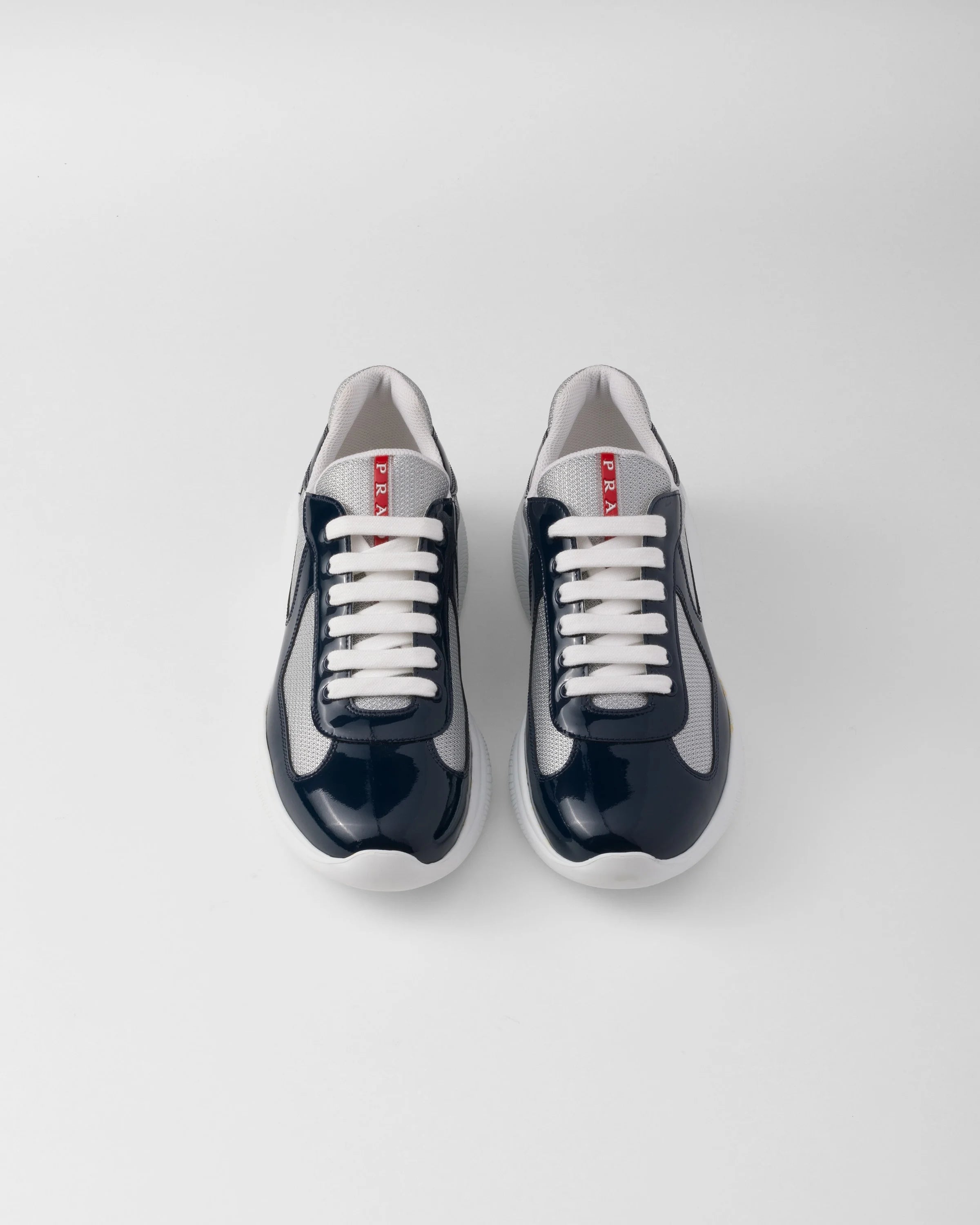 baskets Prada America's Cup en cuir verni bleu et mesh argenté
