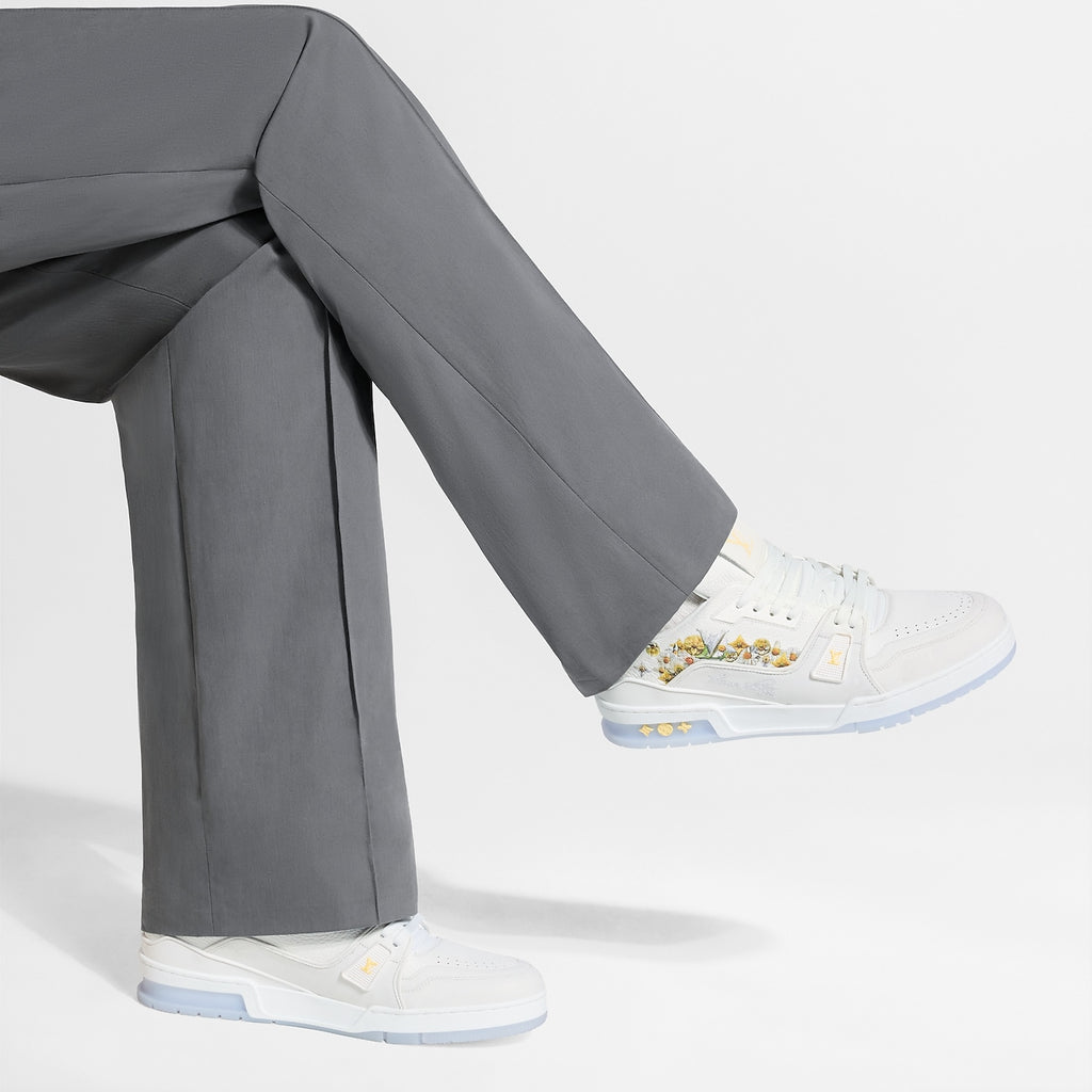 baskets Louis Vuitton LV Trainer en cuir de veau grainé blanc, ornées de broderies florales de la collection Printemps 2026