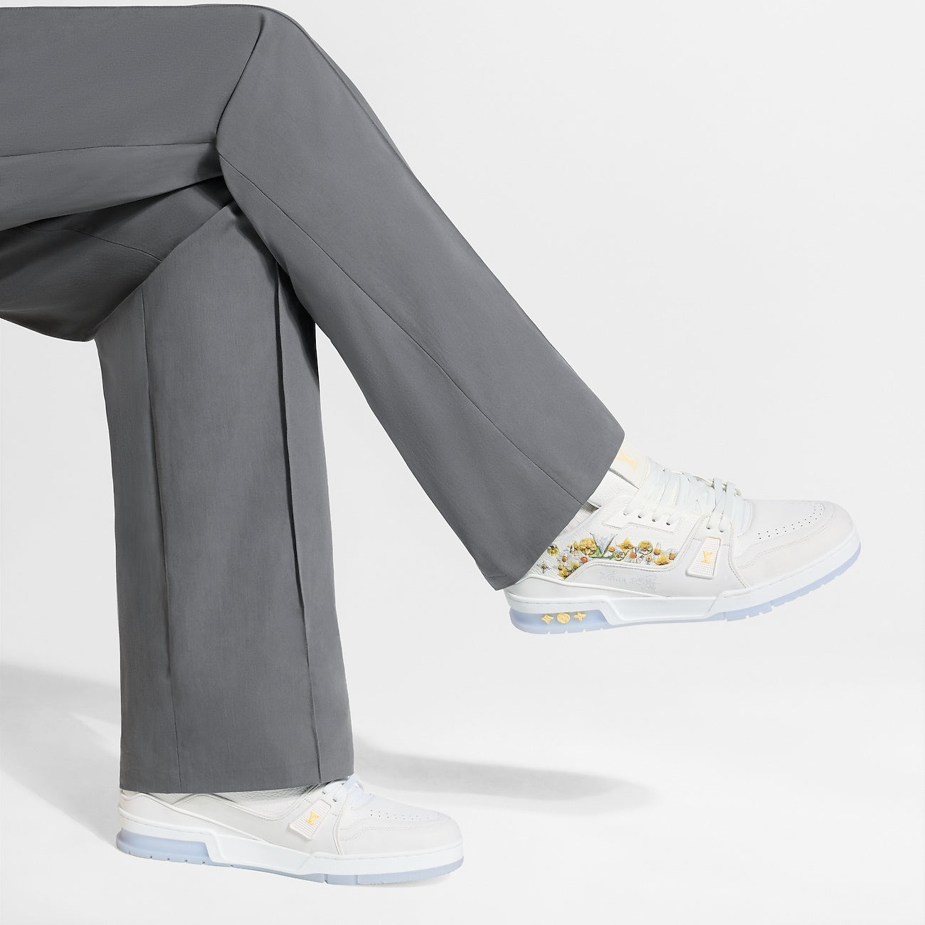 baskets Louis Vuitton LV Trainer en cuir de veau grainé blanc, ornées de broderies florales de la collection Printemps 2026