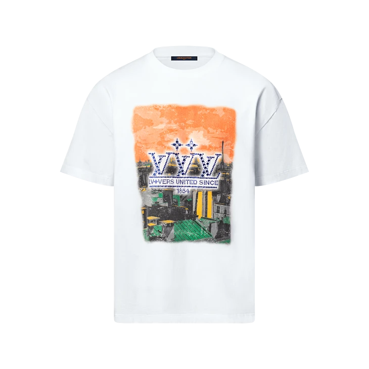 le tee-shirt graphique ornementé en coton de la maison Louis Vuitton, issu de la collection Printemps-Été 2025 imaginée par Pharrell Williams