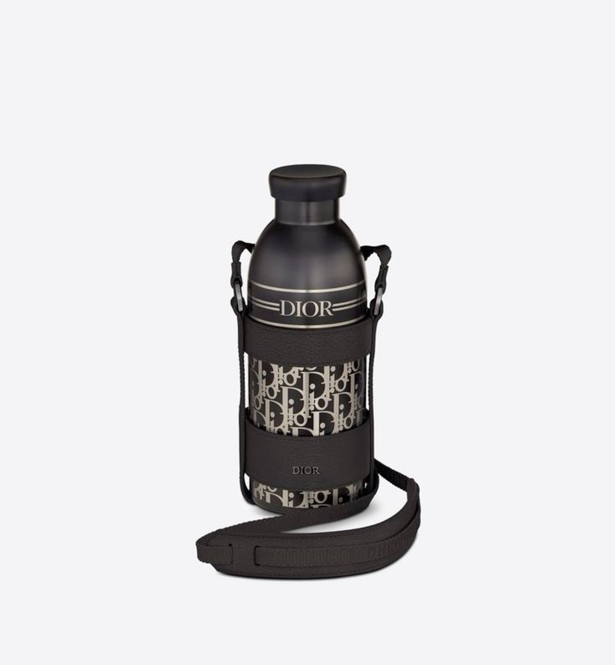 Bouteille à bandoulière
Dior Aqua. Conçue en acier inoxydable, elle combine haute technicité et design de luxe pour le transport quotidien de vos boissons.