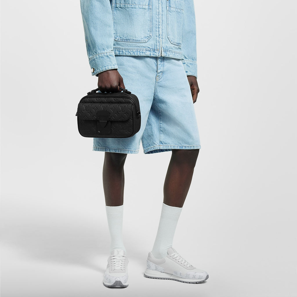 sac messenger S Lock de Louis Vuitton se distingue par son cuir Taurillon noir orné du motif Monogram embossé et sa serrure magnétique distinctive inspirée des malles de la Maison.