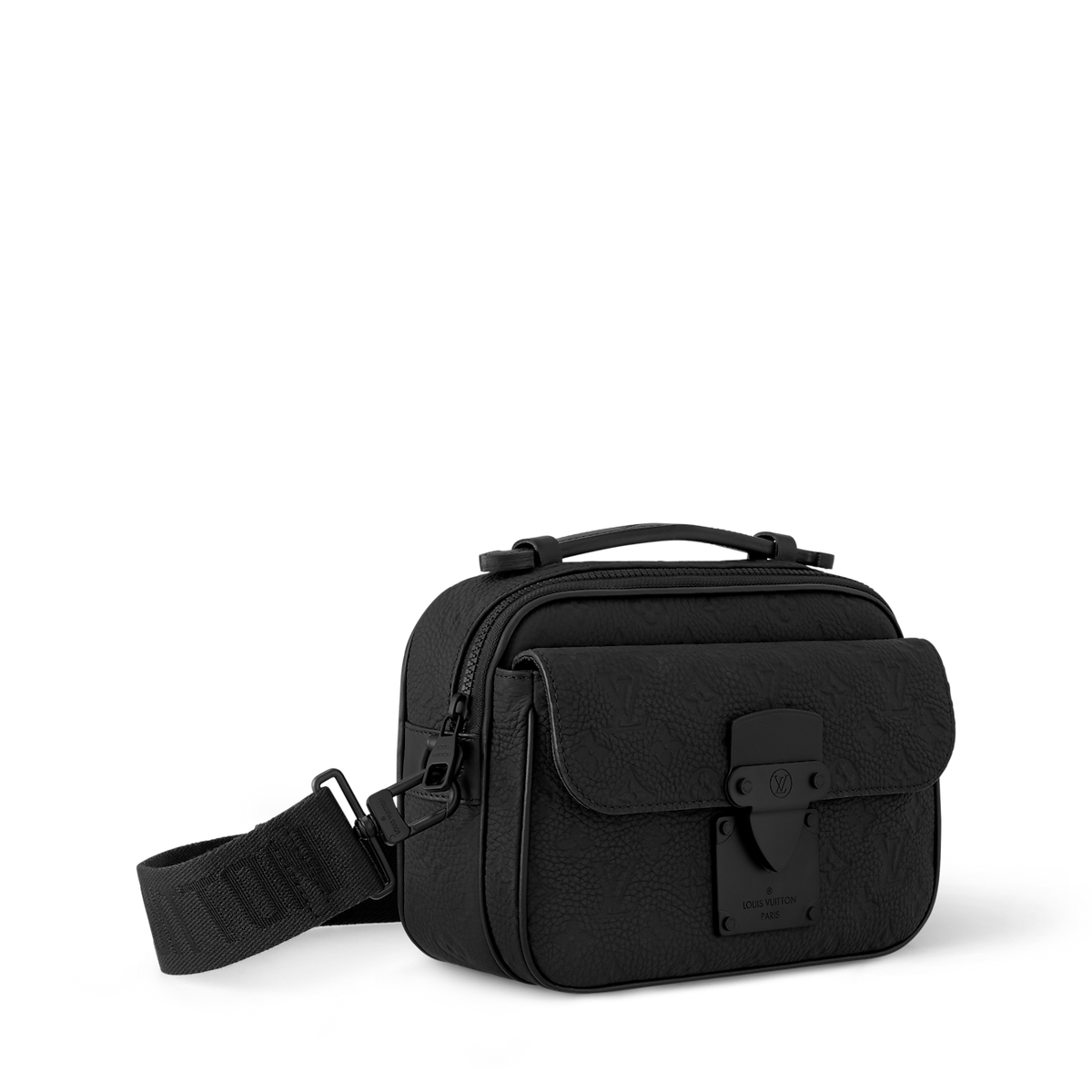 sac messenger S Lock de Louis Vuitton se distingue par son cuir Taurillon noir orné du motif Monogram embossé et sa serrure magnétique distinctive inspirée des malles de la Maison.