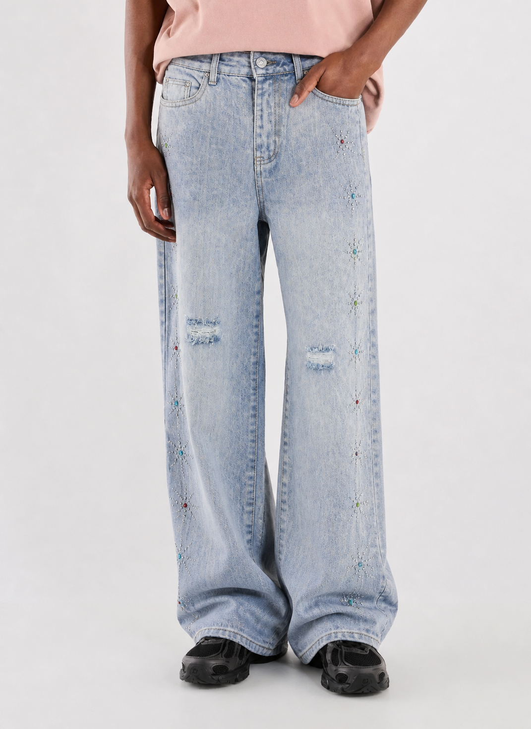 jeans large en denim bleu clair ornés de strass colorés