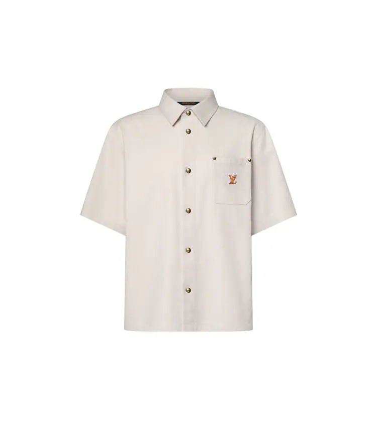 chemise Louis Vuitton en soie et coton écru se distingue par ses boutons dorés bombés et sa signature en forme de patch couleur cuir