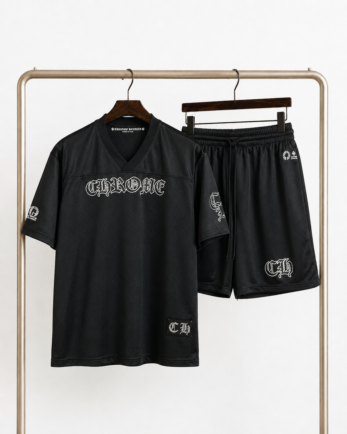 ensemble de sport en maille (mesh) Chrome Hearts, comprenant un maillot de football américain et le short assorti.