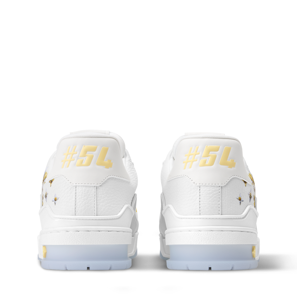 baskets Louis Vuitton LV Trainer en cuir de veau grainé blanc, ornées de broderies florales de la collection Printemps 2026