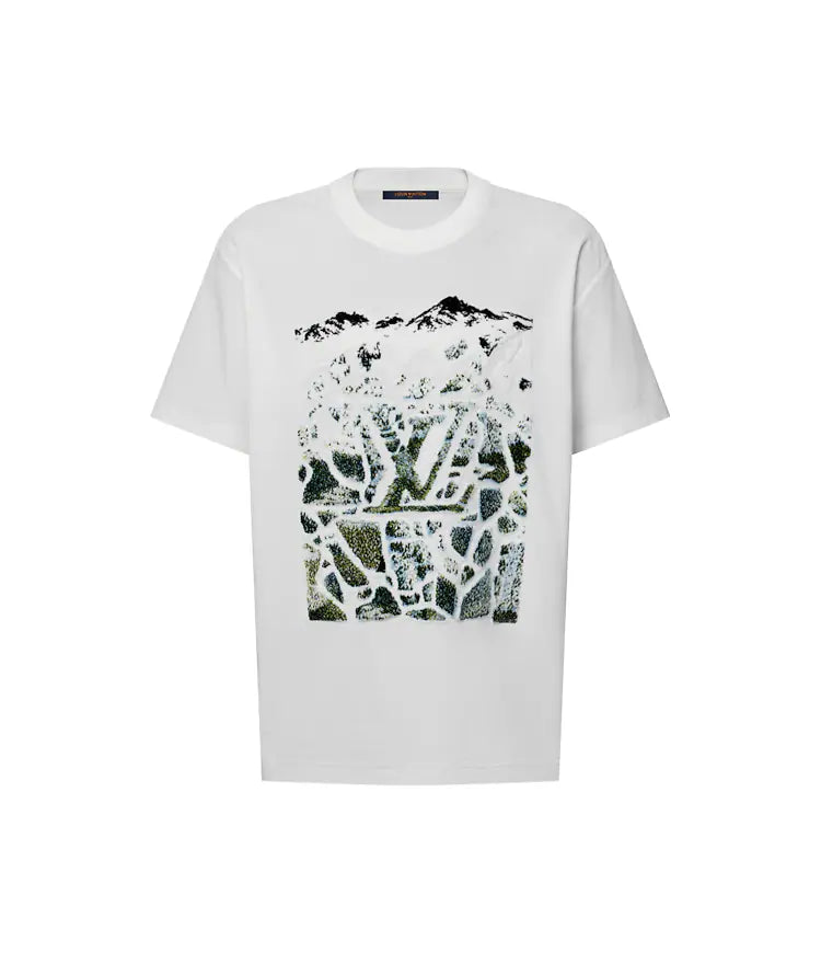 tee-shirt à manches courtes en jacquard de velours Louis Vuitton, une pièce issue des collections récentes de la maison de luxe sous la direction artistique de Pharrell Williams