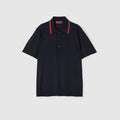 polo de la marque de luxe italienne Gucci, reconnaissable à sa célèbre étiquette rouge rectangulaire cousue au niveau du col intérieur