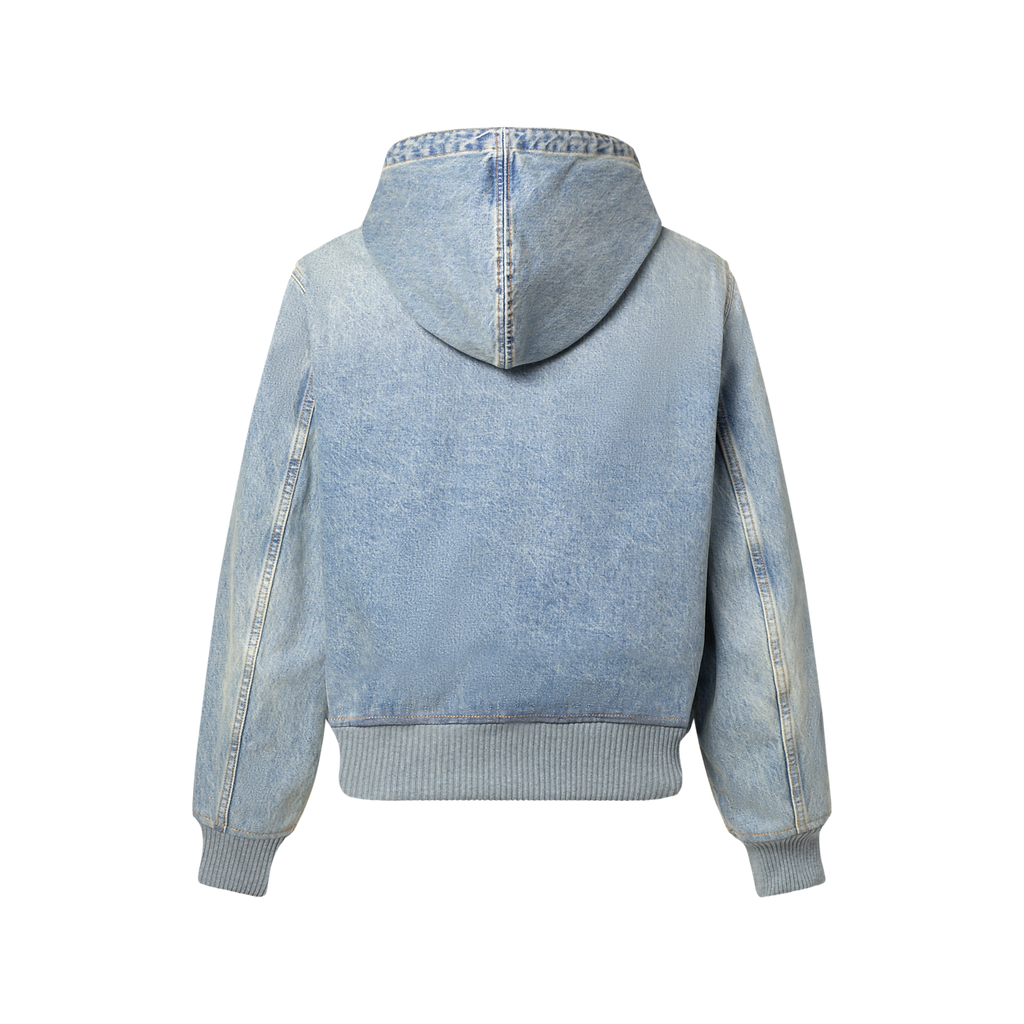 blouson Louis Vuitton, inspiré du workwear, est confectionné en denim japonais délavé avec une signature LV brodée
