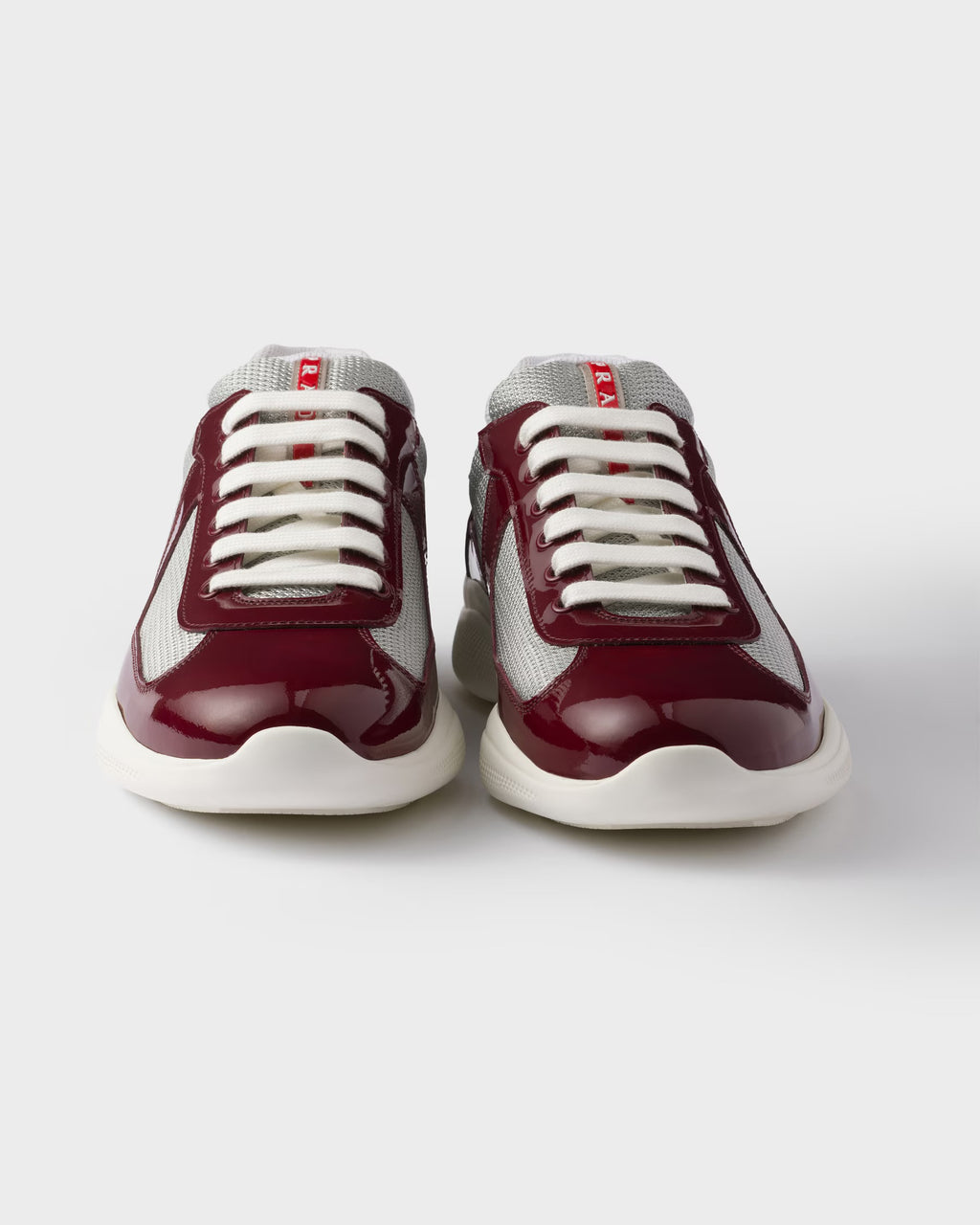 baskets Prada America's Cup en cuir verni bordeaux et tissu technique gris