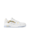 baskets Louis Vuitton LV Trainer en cuir de veau grainé blanc, ornées de broderies florales de la collection Printemps 2026