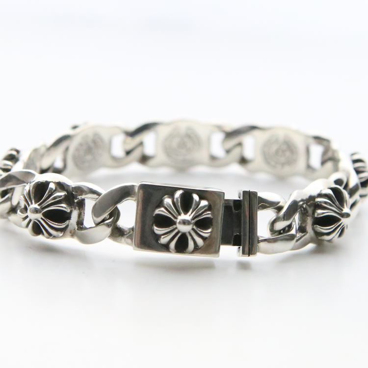 bracelet Chrome Hearts fabriqué en argent sterling et caractérisé par des maillons complexes