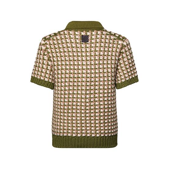 polo Louis Vuitton à manches courtes confectionné dans une maille de laine épaisse avec un motif LV graphique en nuances de vert et beige.