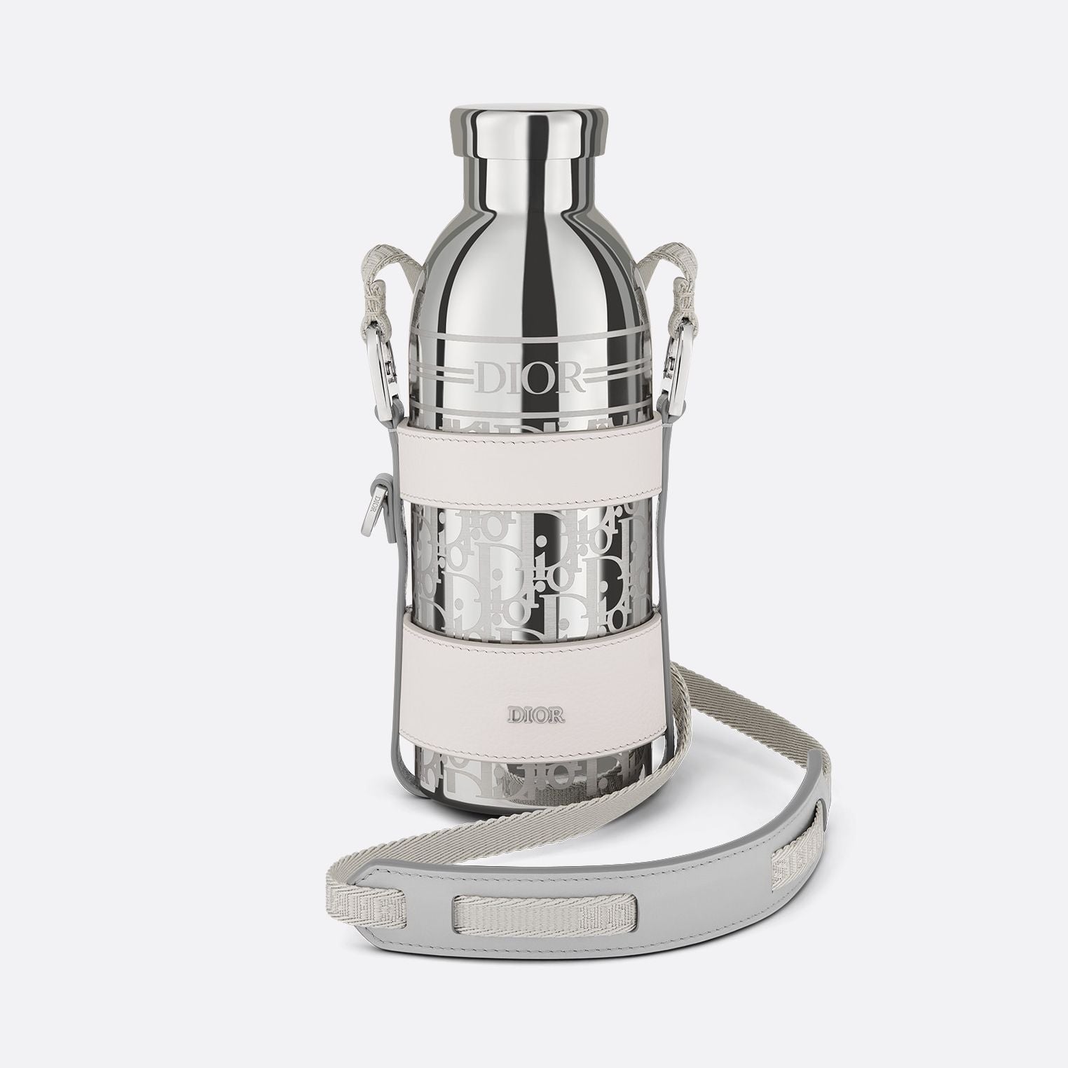 Bouteille à bandoulière
Dior Aqua. Conçue en acier inoxydable, elle combine haute technicité et design de luxe pour le transport quotidien de vos boissons.