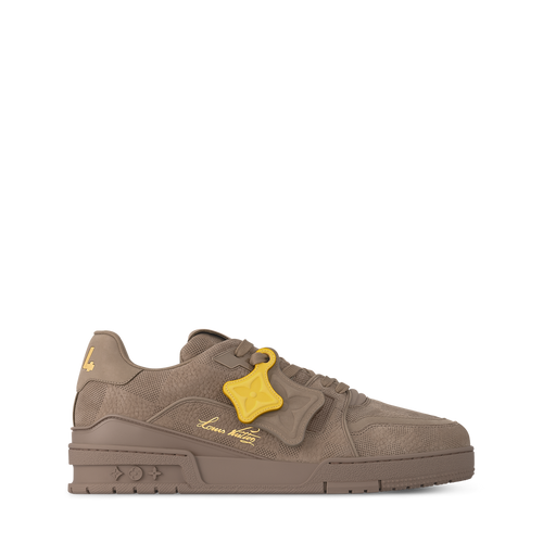baskets Louis Vuitton LV Trainer en cuir nubuck grainé de couleur taupe, embossées du motif Damier