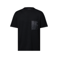 Ce t-shirt noir Louis Vuitton se distingue par sa poche de poitrine en nylon ornée du motif Monogram ton sur ton