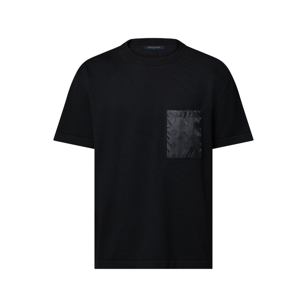 Ce t-shirt noir Louis Vuitton se distingue par sa poche de poitrine en nylon ornée du motif Monogram ton sur ton