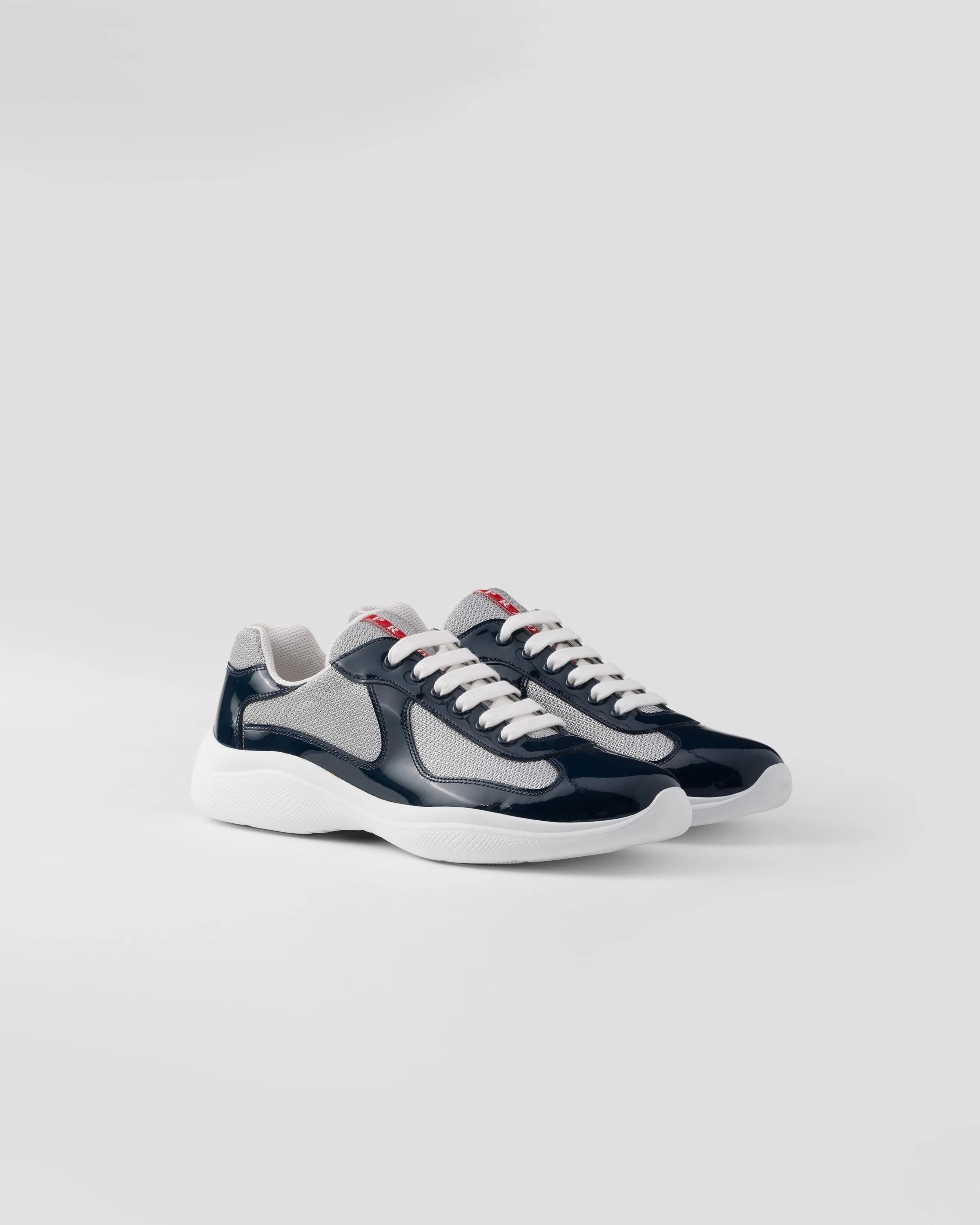baskets Prada America's Cup en cuir verni bleu et mesh argenté