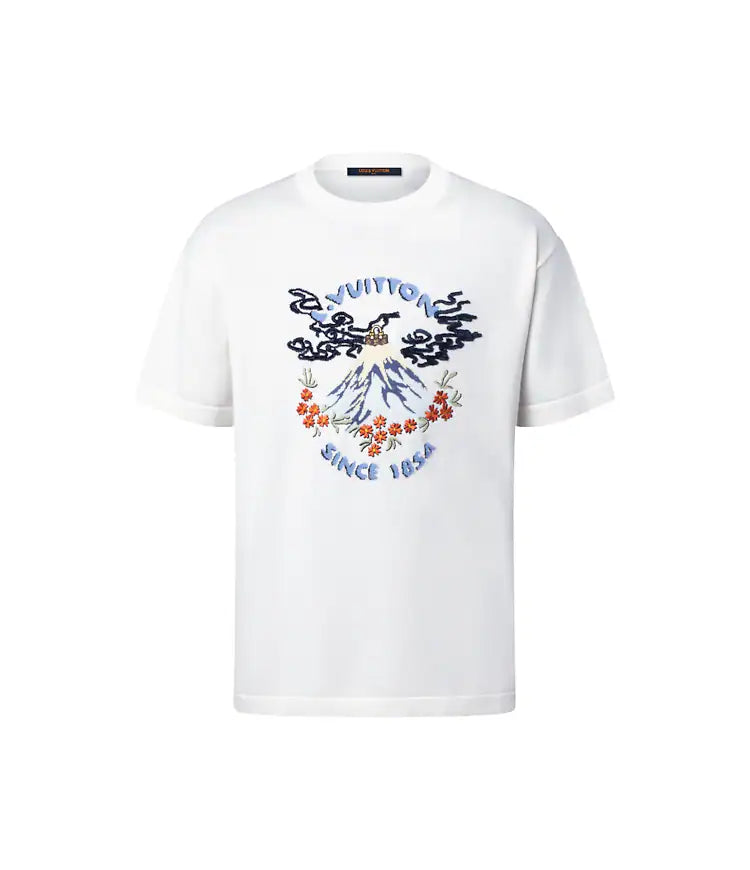 tee-shirt blanc à manches courtes arbore un motif graphique brodé sur la poitrine issu de la collaboration Pharrell et Nigo pour Louis Vuitton