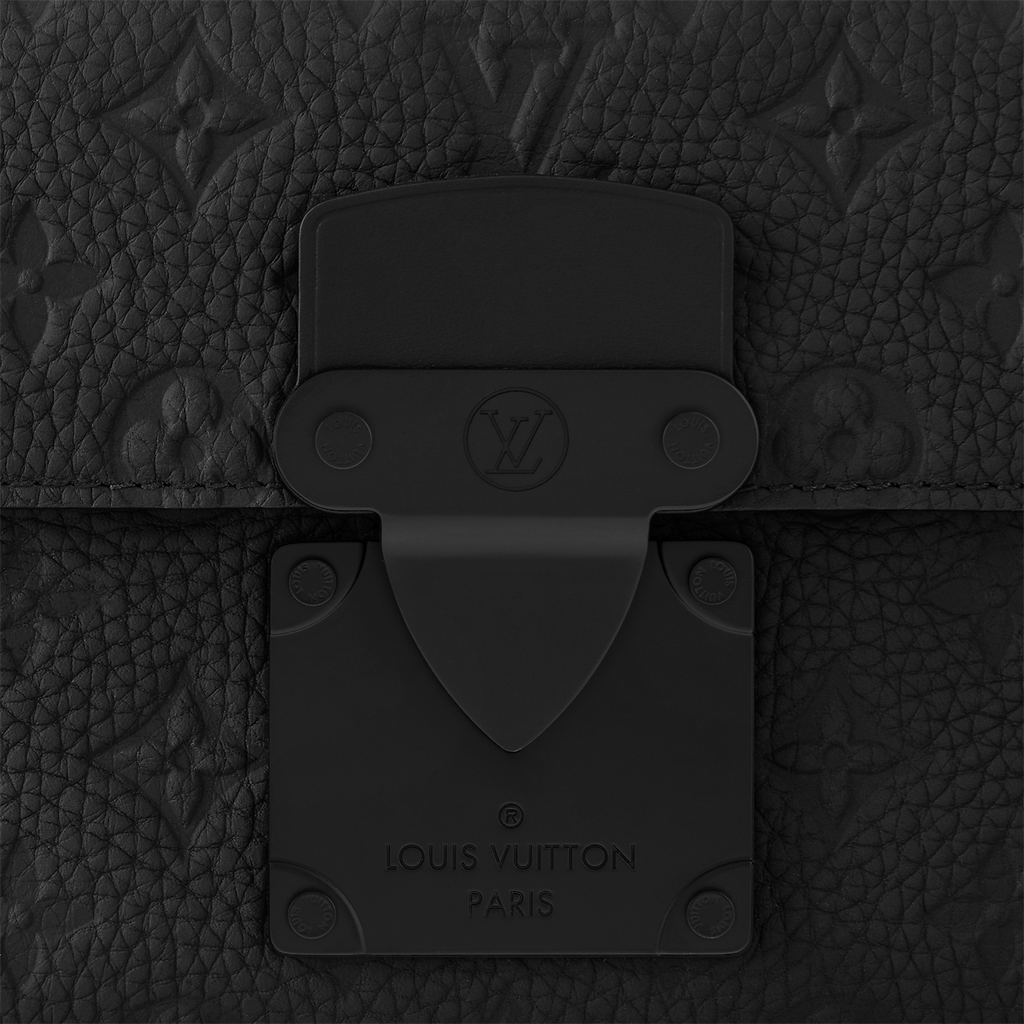 sac messenger S Lock de Louis Vuitton se distingue par son cuir Taurillon noir orné du motif Monogram embossé et sa serrure magnétique distinctive inspirée des malles de la Maison.