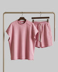 ensemble décontracté rose poudré se compose d'un t-shirt à manches courtes et d'un short assorti