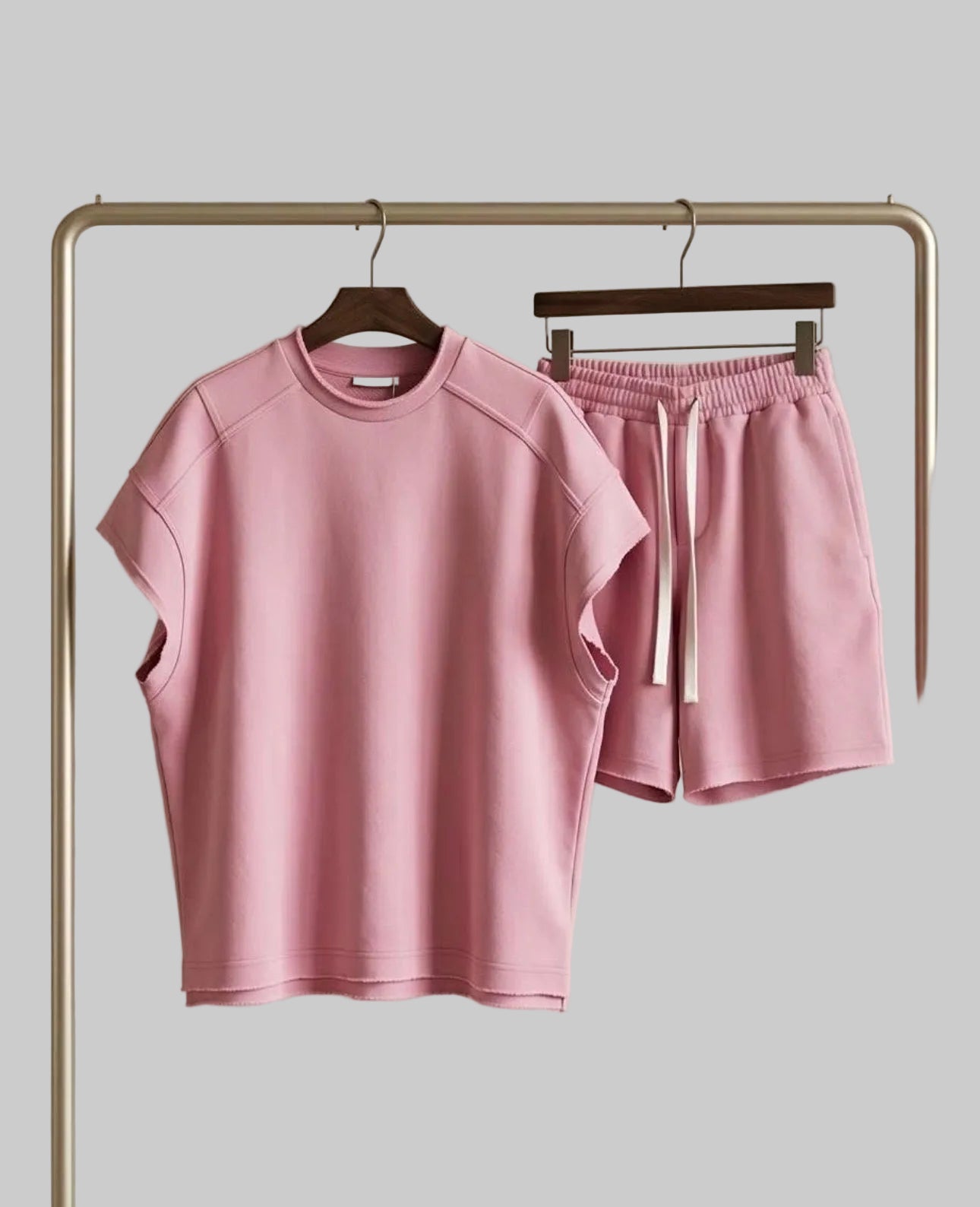 ensemble décontracté rose poudré se compose d'un t-shirt à manches courtes et d'un short assorti
