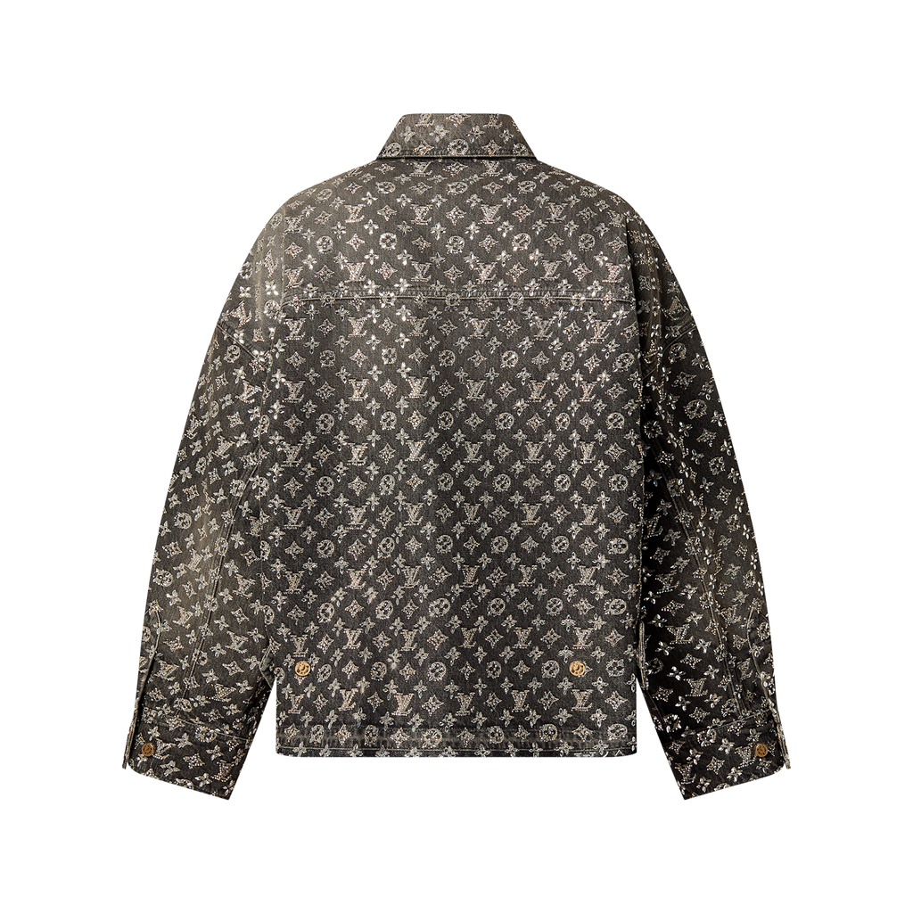 surchemise Louis Vuitton en denim monogrammé est orné de cristaux appliqués à la main, issus de la collection FW23