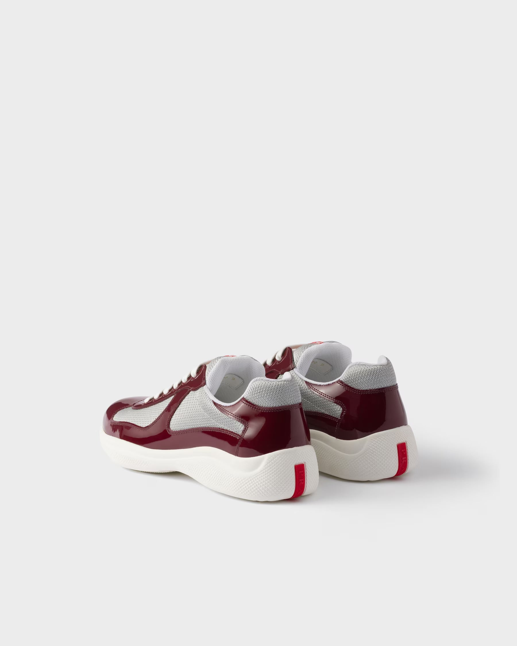 baskets Prada America's Cup en cuir verni bordeaux et tissu technique gris