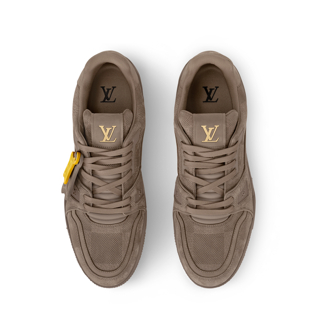 baskets Louis Vuitton LV Trainer en cuir nubuck grainé de couleur taupe, embossées du motif Damier