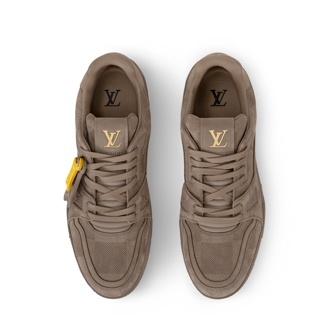 baskets Louis Vuitton LV Trainer en cuir nubuck grainé de couleur taupe, embossées du motif Damier