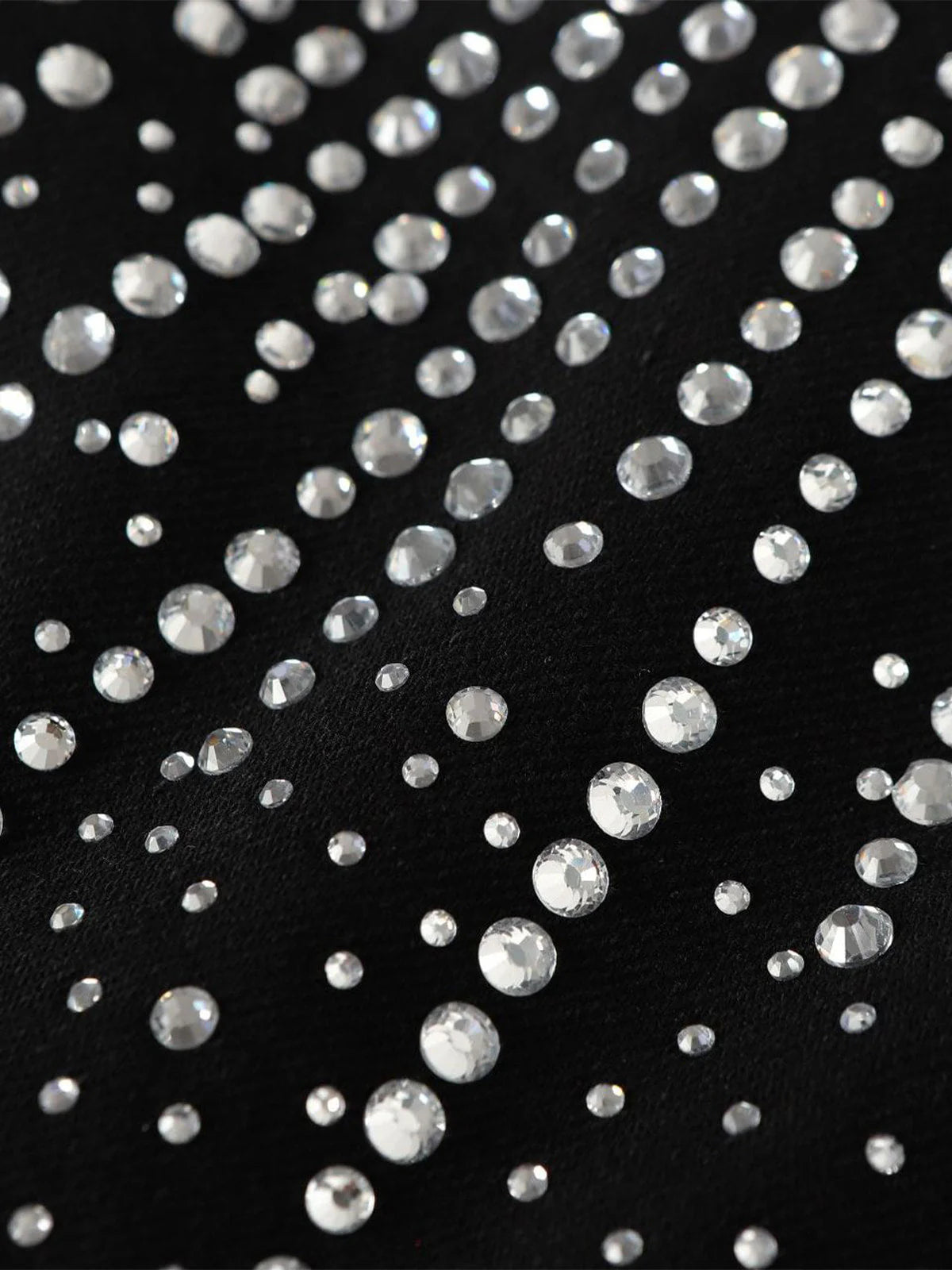 jean noir en denim orné de strass