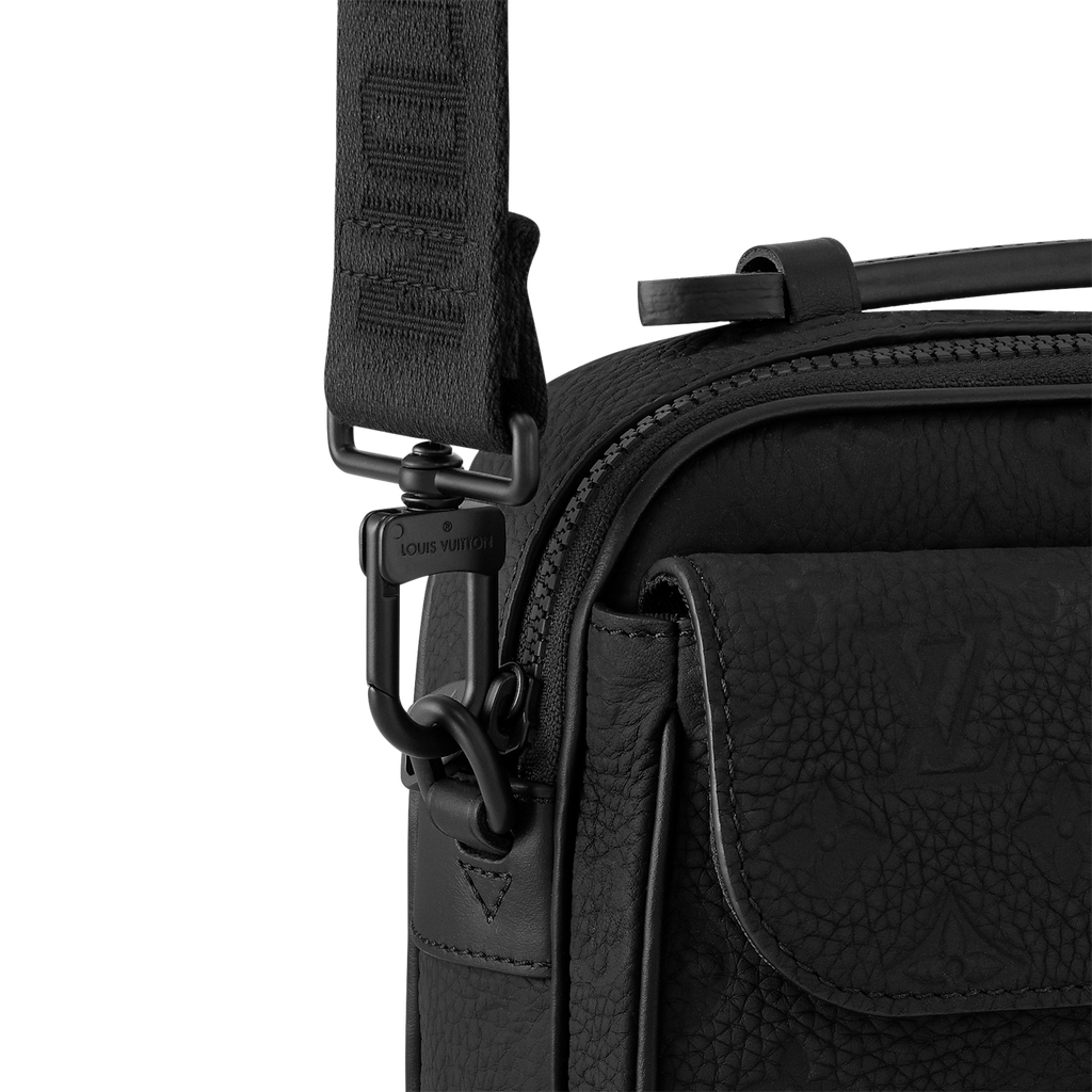 sac messenger S Lock de Louis Vuitton se distingue par son cuir Taurillon noir orné du motif Monogram embossé et sa serrure magnétique distinctive inspirée des malles de la Maison.