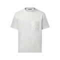 Ce t-shirt blanc Louis Vuitton se distingue par sa poche de poitrine en nylon ornée du motif Monogram ton sur ton