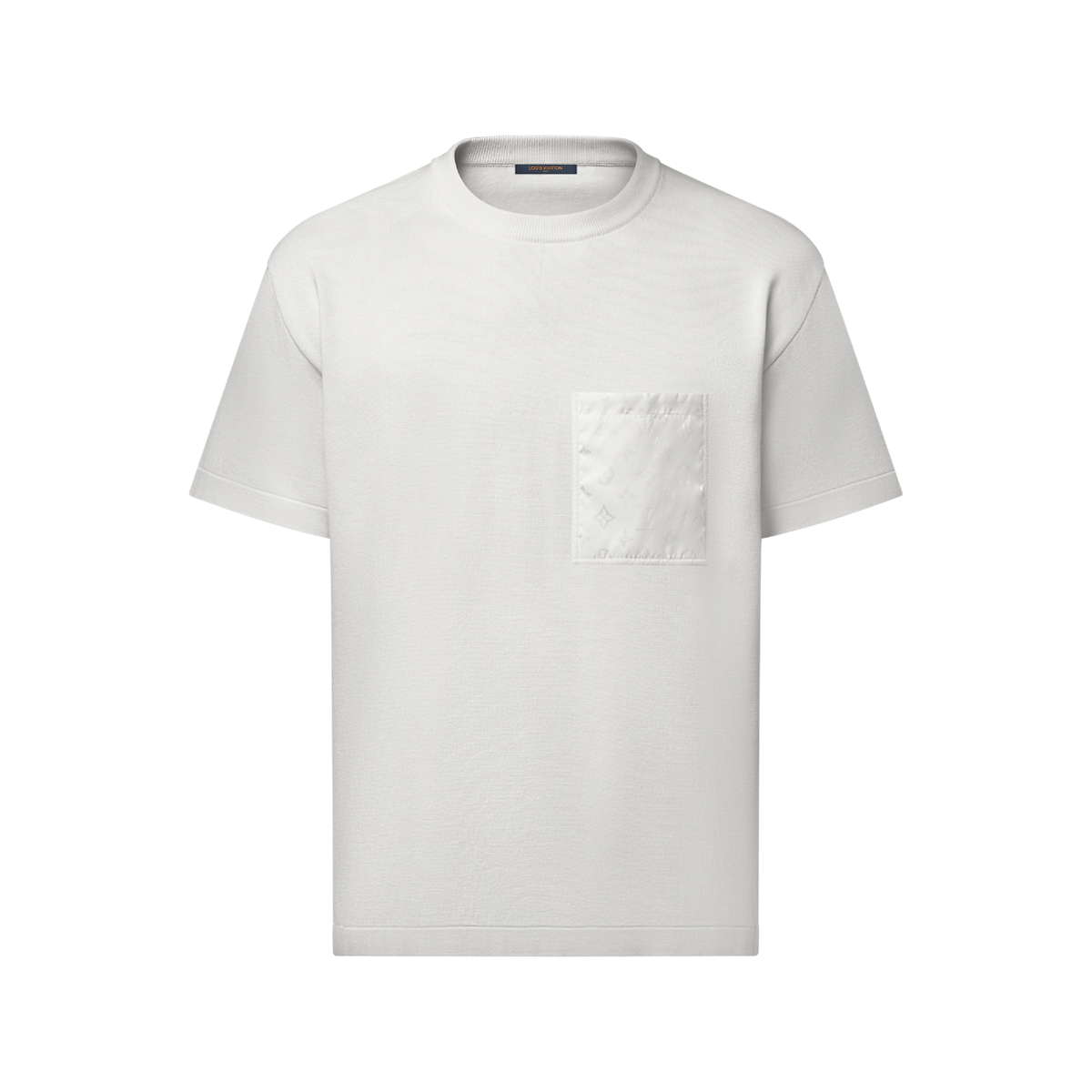 Ce t-shirt blanc Louis Vuitton se distingue par sa poche de poitrine en nylon ornée du motif Monogram ton sur ton