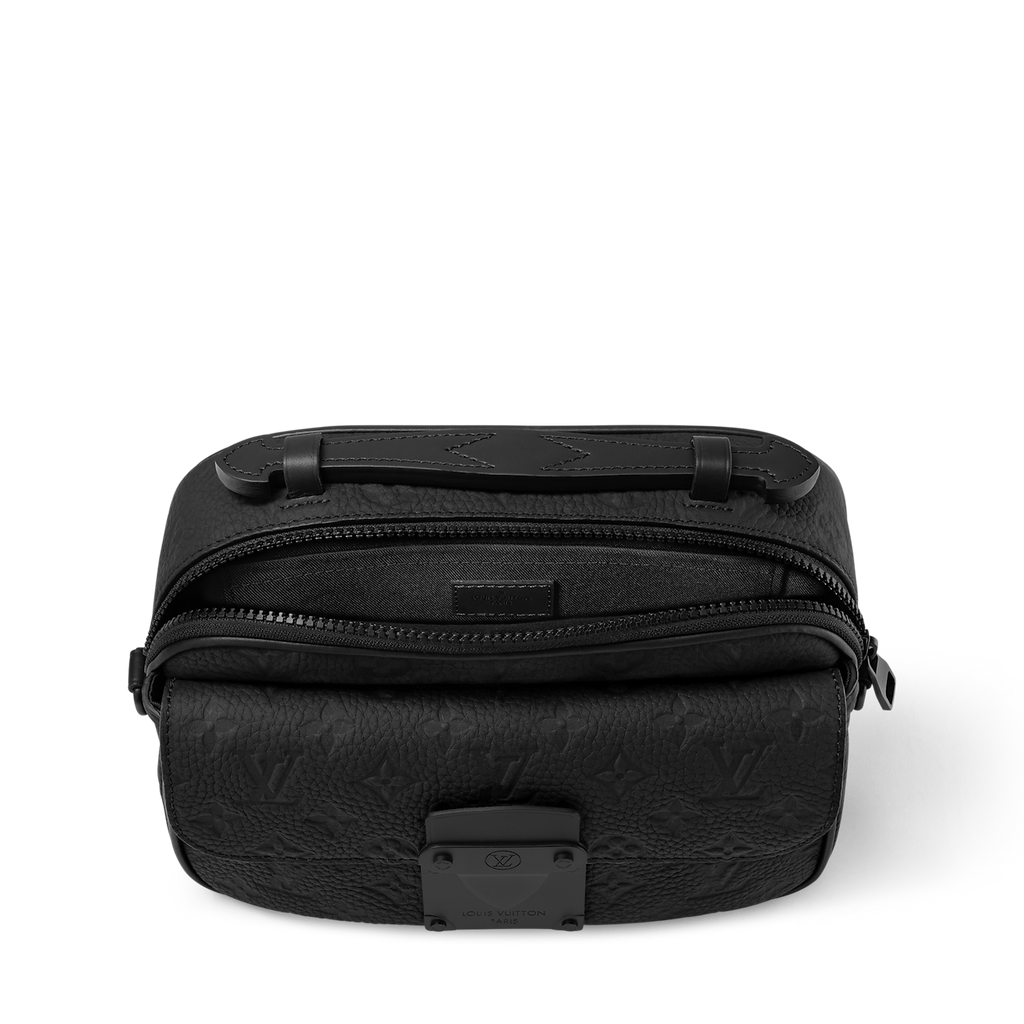 sac messenger S Lock de Louis Vuitton se distingue par son cuir Taurillon noir orné du motif Monogram embossé et sa serrure magnétique distinctive inspirée des malles de la Maison.