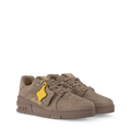 baskets Louis Vuitton LV Trainer en cuir nubuck grainé de couleur taupe, embossées du motif Damier