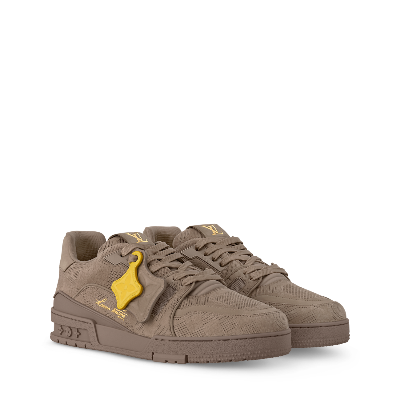 baskets Louis Vuitton LV Trainer en cuir nubuck grainé de couleur taupe, embossées du motif Damier