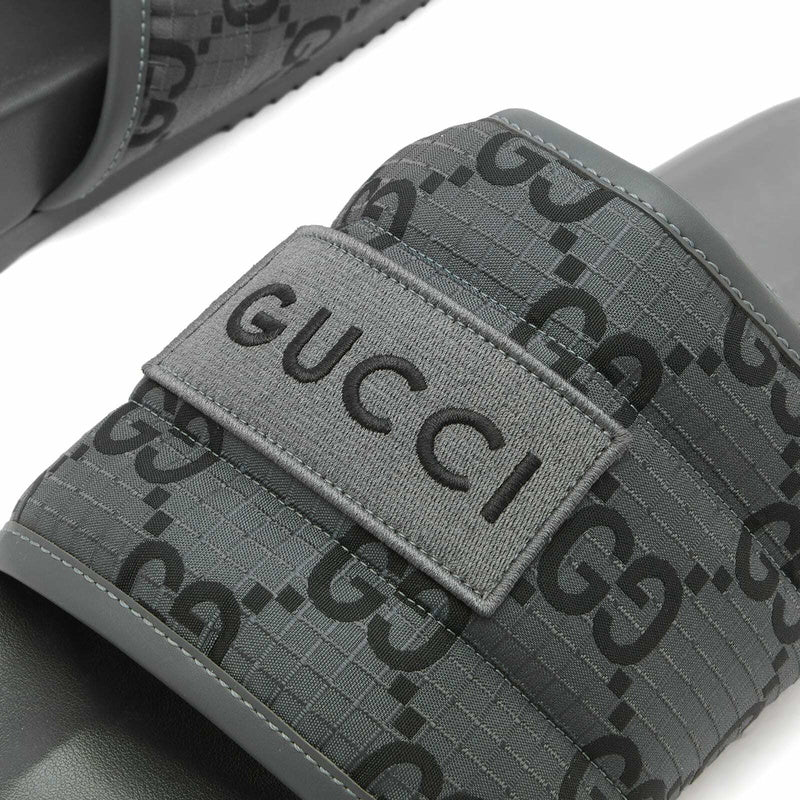 claquettes Gucci GG en polyester ripstop recyclé rembourré de couleur grise.