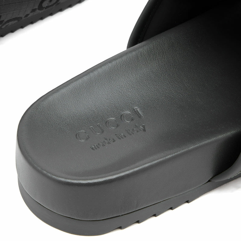 claquettes Gucci GG en polyester ripstop recyclé rembourré de couleur grise.