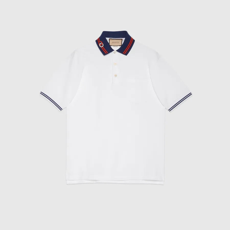 polo blanc en piqué de coton de Gucci se distingue particulièrement par son col rayé rouge et bleu rehaussé de la signature de la marque Gucci Web-collar Piqué Polo Shirt.