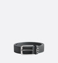 ceinture Dior est conçue en cuir de veau grainé et arbore une boucle ardillon gravée de la signature de la maison