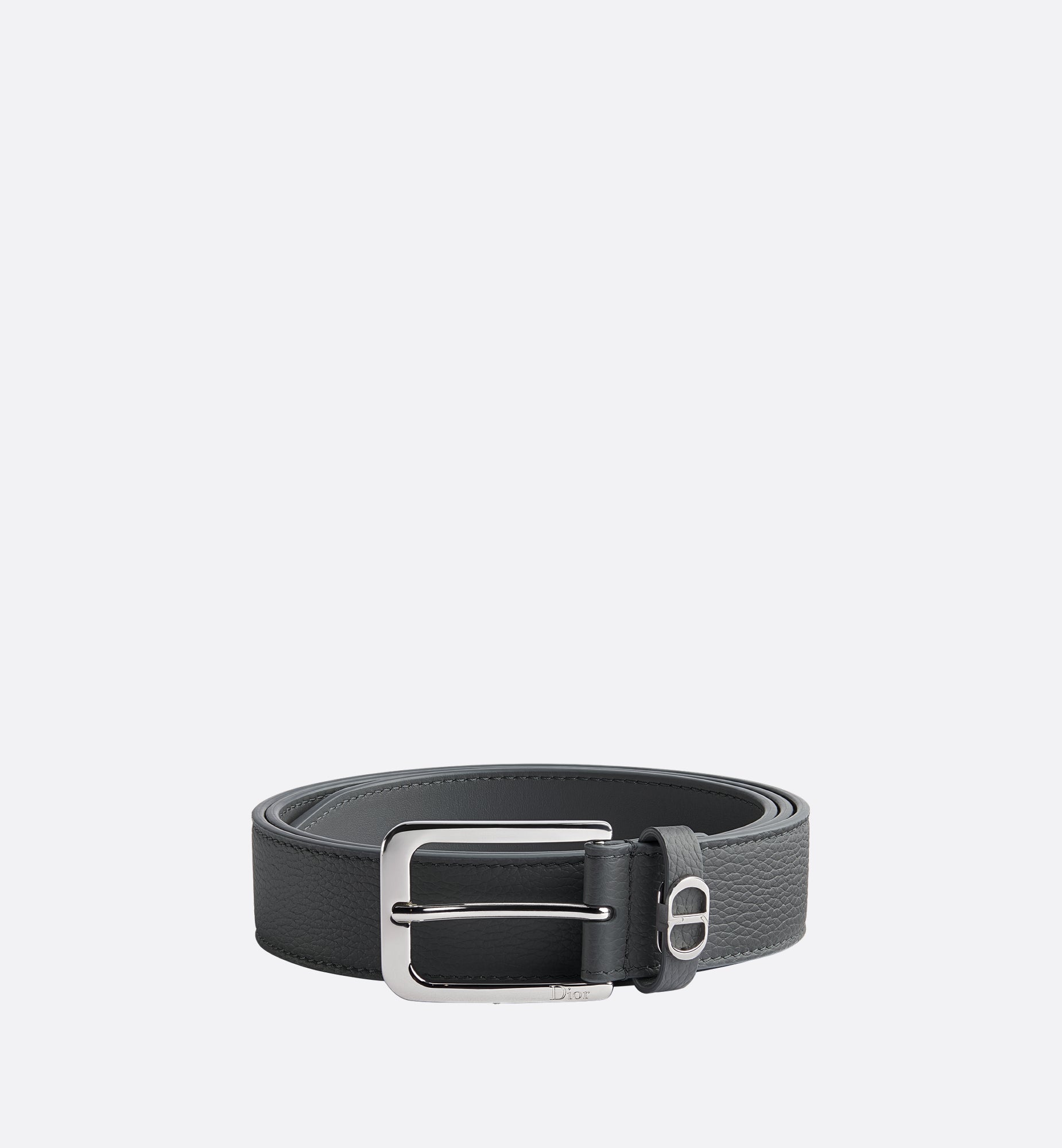 ceinture Dior est conçue en cuir de veau grainé et arbore une boucle ardillon gravée de la signature de la maison