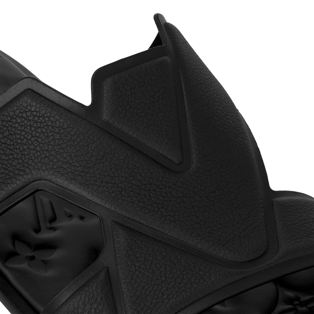 mules Louis Vuitton Oasis en cuir grainé noir présentent un motif LV entrelacé sur la bride