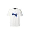 tee-shirt blanc à manches courtes, orné d'un patch bleu roi représentant les mains de Pharrell Williams formant le geste LV, est le modèle Tee-shirt manches courtes et col rond à patch emblématique de Louis Vuitton.