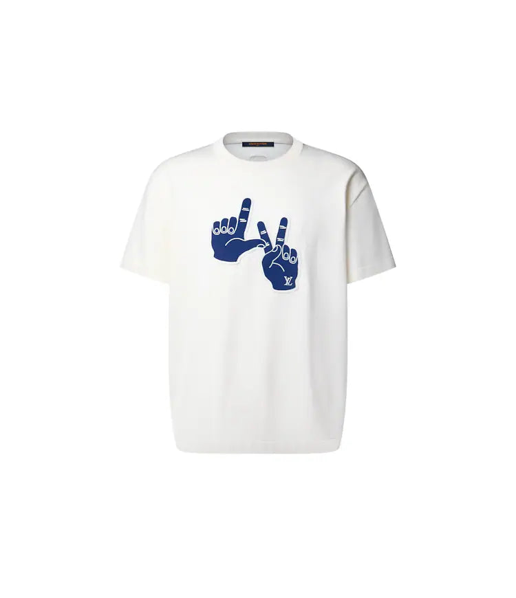 tee-shirt blanc à manches courtes, orné d'un patch bleu roi représentant les mains de Pharrell Williams formant le geste LV, est le modèle Tee-shirt manches courtes et col rond à patch emblématique de Louis Vuitton.