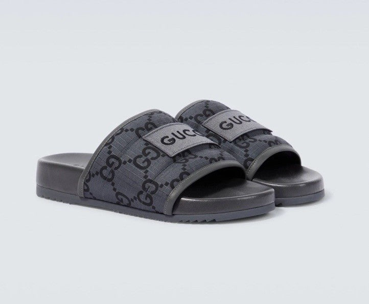 claquettes Gucci GG en polyester ripstop recyclé rembourré de couleur grise.